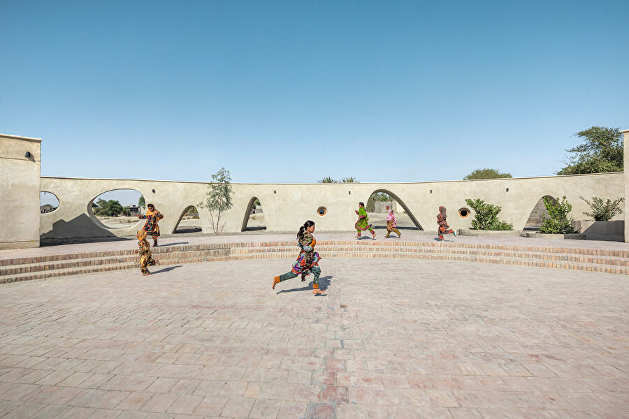 Daaz Office, İran kırsalındaki bu okulun etrafına 'eğlenceli bir kabuk' sarmalıyor.
