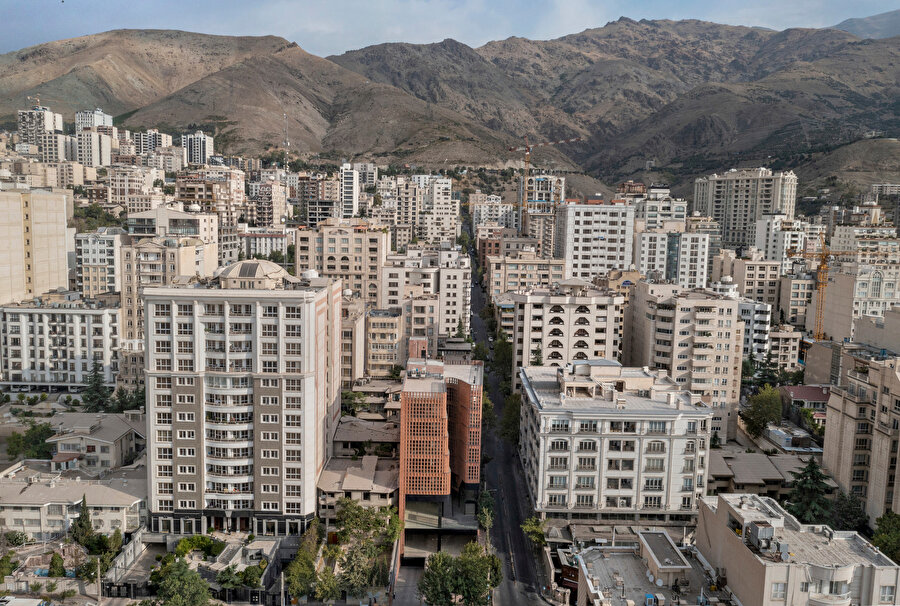 Hitra Binası, İran başkentinin Valenjak Mahallesi’ndeki bir yol kavşağında yer alıyor.
