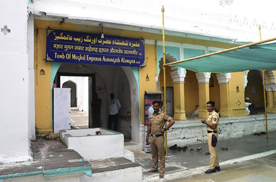 Polisler, Hindistan'ın Aurangabad kentindeki 17. yüzyıl Babür İmparatoru Alemgir Şah'ın mozolesinde nöbet tutuyor, 20 Mayıs 2022. (Fotoğraf: AP)