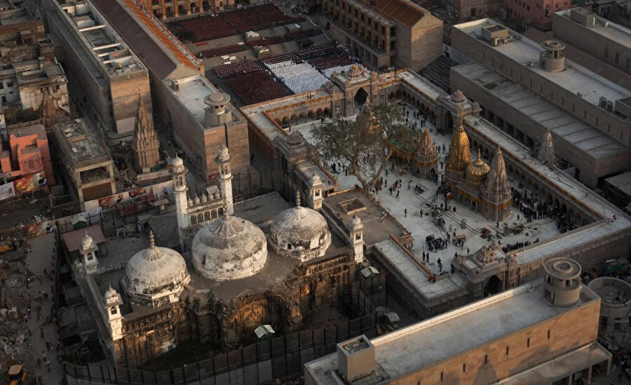 Hinduizm'in en kutsal şehri Varanasi'deki 17. yüzyıldan kalma Gyanvapi Cami'nin (solda), Alemgir Şah'ın emriyle yıkılan bir tapınak üzerine inşa edildiğini iddia eden Hindulara verilip verilmeyeceğine mahkeme karar verecek. (Fotoğraf: AP)