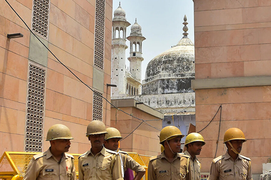 Hindu milliyetçisi çevreler, Babür İmparatoru I. Alemgir Şah dönemine atıfta bulunarak &quot;Hindistan'ın Müslüman işgalcilerin lekesinden kurtarılmalı&quot; çağrısında bulunurken bu söylemler Müslümanlara yönelik baskı ve nefreti de körükleme aracı olarak görülüyor.
