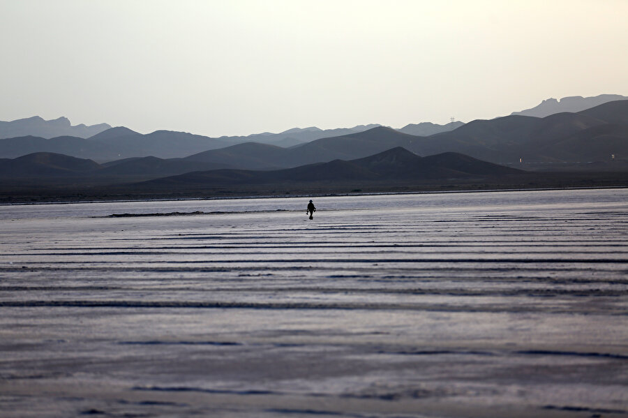 Köy sakinleri son yıllarda yağışların iyice azaldığını ve göl suyunun eskiye nazaran daha fazla çekildiğini, havzanın gittikçe bir çölü andırdığını ifade ediyor.