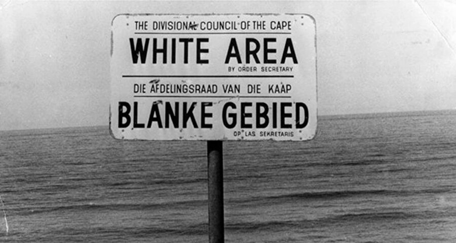 Güney Afrika'daki ırk ayrımının en somut resimlerinden biri. Beyazlara ait alanın başladığını belirten bir tabela.