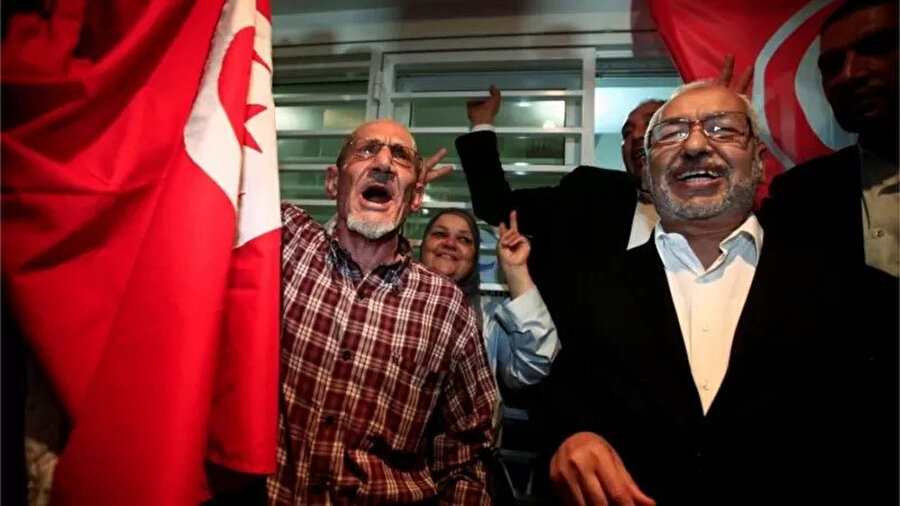 Gannuşi, 2011'deki seçim zaferinin ardından destekçileri ile beraber kutlama yapıyor.