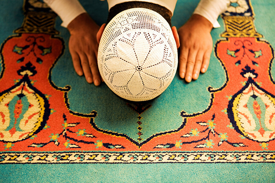 Bilindiği gibi ibâdetin asıl amacı, hiçbir şey ile ilgilenmeyip sadece Allah (c.c.) ile baş başa kalmak, kulluk şuuruna varıp, tefekkür ile meşgul olmaktır.