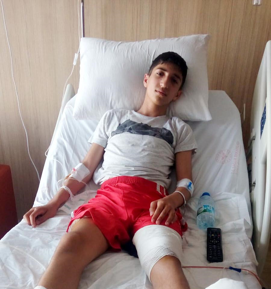 Okulun önünde 10 köpek saldırdı: Lise öğrencisi Efe'yi öğretmenleri kurtardı