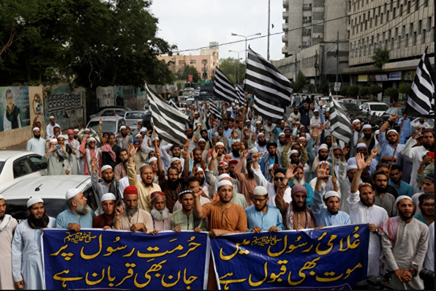 Karaçi'de BJP üyelerinin İslam dinine karşı yorumlarını protesto eden gösterilerden bir kare.
