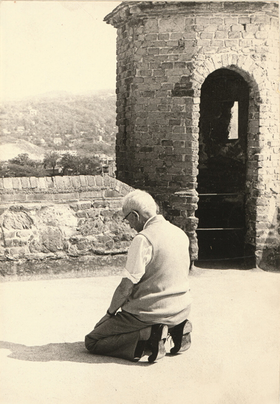 » Estergon’da namaz: Ekrem Hakkı Ayverdi Estergon Kalesi’nde büyük bir huşu içinde namazını eda ederken...