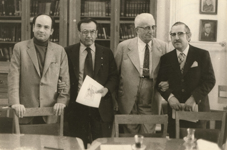 » Osmanlı’nın son Fatihleri: Her biri kendi alanının müstesna isimleri olan ve Osmanlı araştırmalarına ömürlerini vakfeden 4 entelektüel yanyana görülmekte. Soldan sağa: Uğur Derman, Turhan Baytop, Ekrem Hakkı Ayverdi ve Semavi Eyice (Solda üstte).