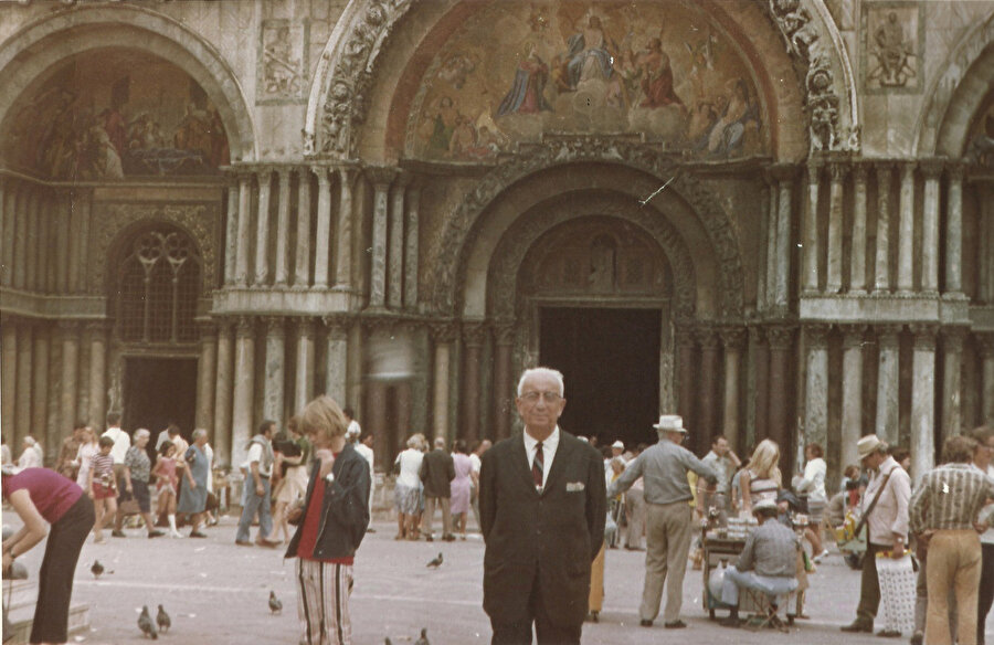 » Avrupa turunun hatırası: Hayatını Osmanlı mimarlık tarihine adayan Ayverdi’nin yurtdışında ve eski Osmanlı topraklarındaki koşuşturmalarının hatırası olarak çektirdiği bir fotoğrafı üstte görülüyor. Her zamanki neşesiyle tarihî bir yapının önünde mütebessim bir şekilde poz vermiş.