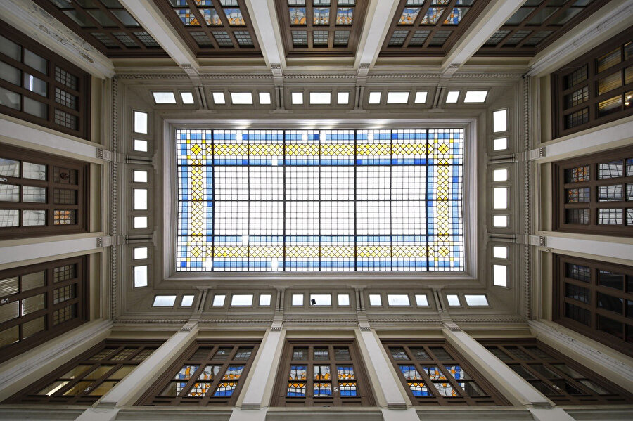 Hizmet avlusundan görülebilen cam tavan, Fotoğraf: Aras Neftçi.