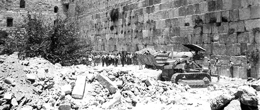 1967’deki Altı Gün Savaşı’yla birlikte Kudüs’ün işgal edilmesinin hemen ardından İsrail, Mağribliler Mahallesi’ni buldozerlerle yıkarak Ağlama Duvarı’nın önünde şimdi görülen geniş alanı açtı.