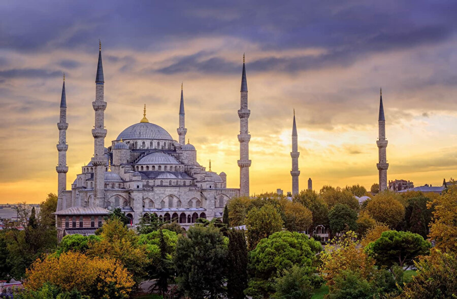 İstanbul'un 7 tepesinden 2'ncisi üzerine kurulan caminin yapımına 1609'da başlandı.