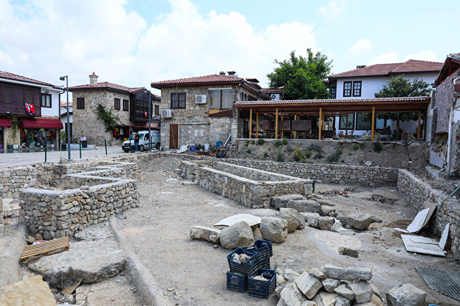 Yıkılan kaçak yapıların altından tarihi ticaret alanı çıktı