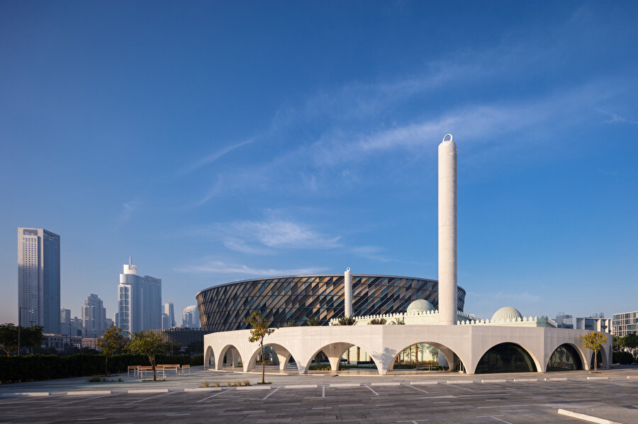 Yapı, geniş bir alanda yer alıyor.