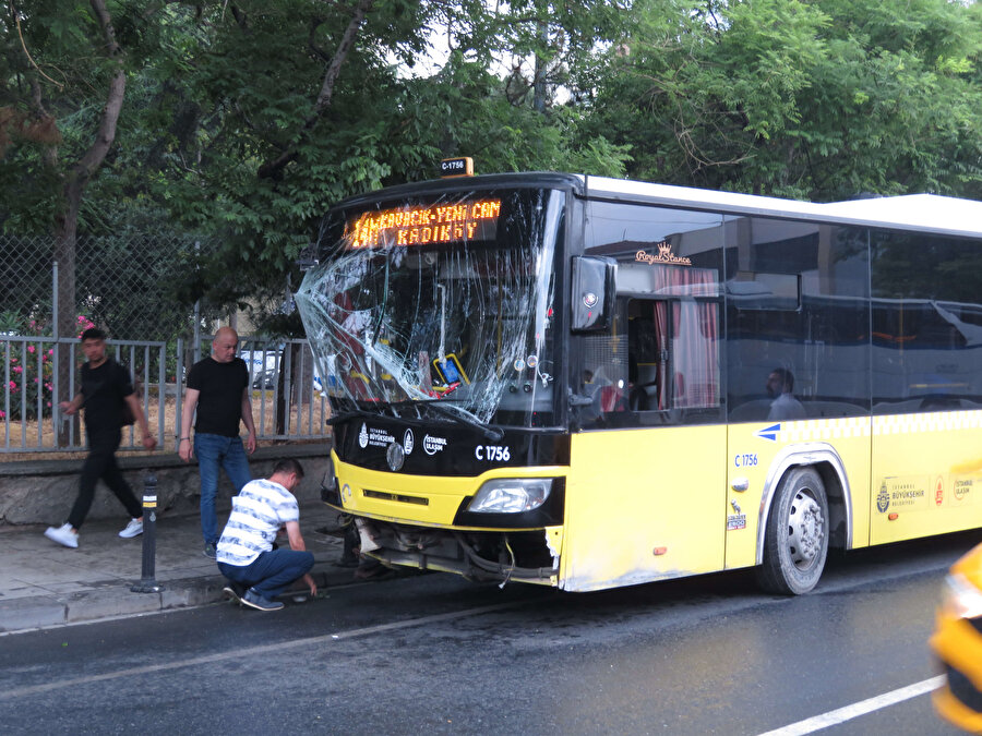 İstanbul'da İETT otobüsü ile iki tur otobüsü çarpıştı