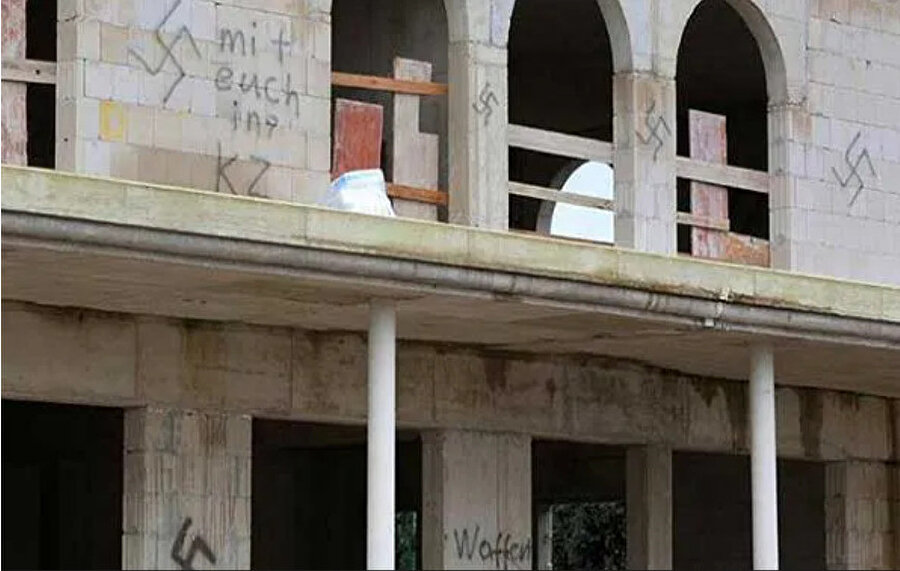 Almanya'daki camiler, cami cephelerine gamalı haç gibi anayasaya aykırı semboller çizilerek saldırıya uğruyor.