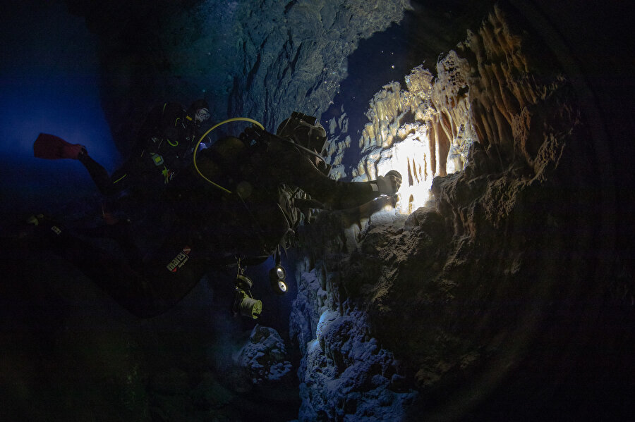 60 metre uzunluğa, 20 metre genişliğe ve 10 metre derinliğe sahip mağarada, kayalardaki sızıntıyla oluşan gölün suyu yazın soğuk, kışın ılık oluyor. 