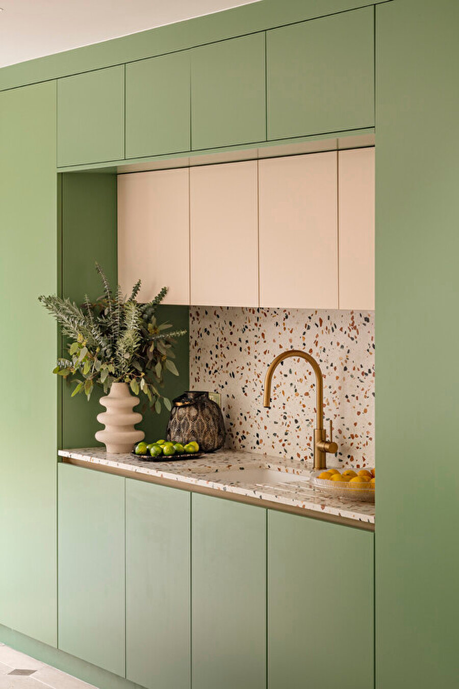 Raflarda kullanılan yeşil tonu ortama hareketlilik katıyor.