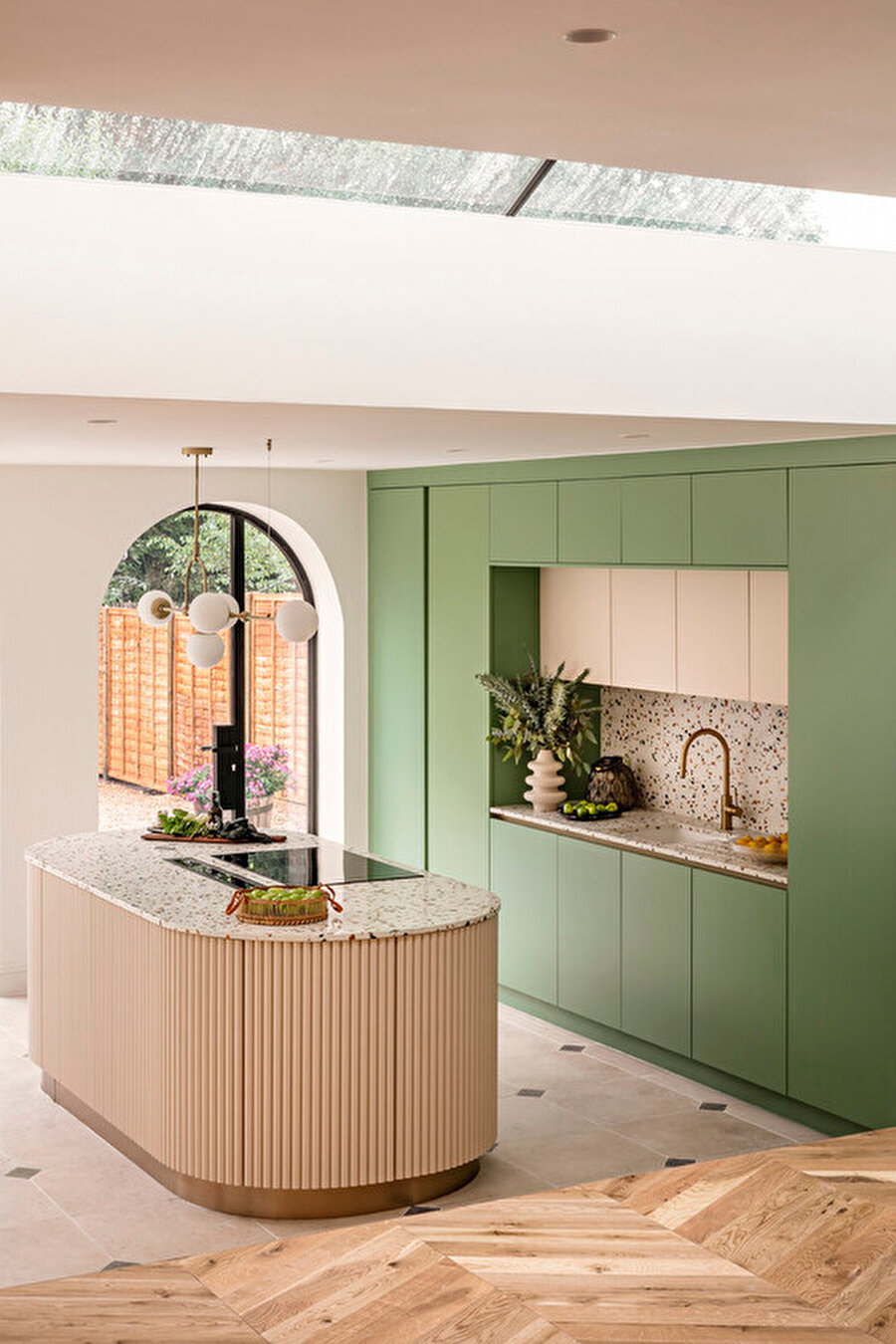 Ada ve üniteler, kemerli kapıların ve cam pencerenin uyumunu yakalıyor.