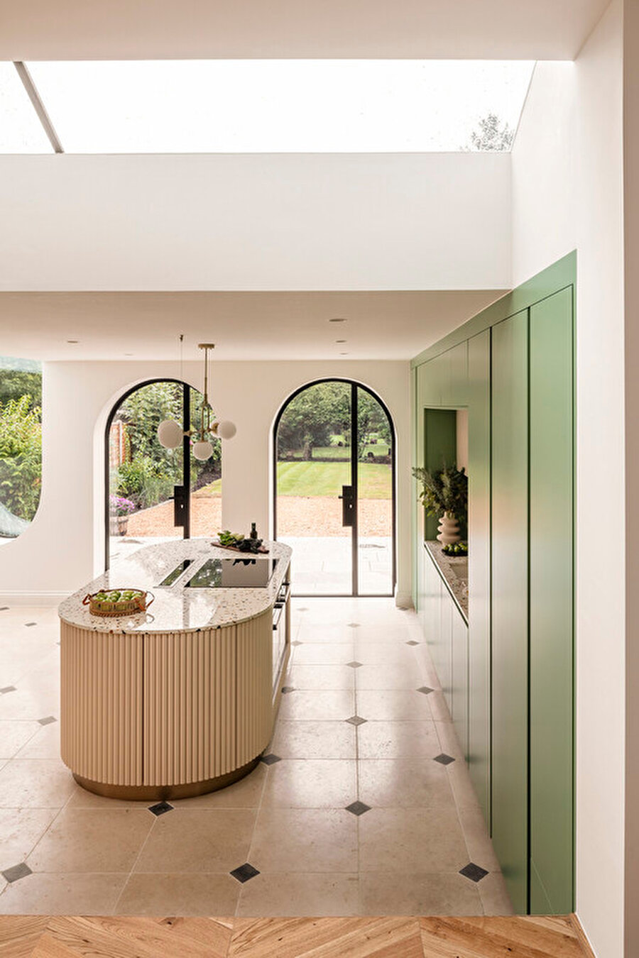 Kemerli kapılar, zahmetsiz ve yalın manzaralar sunarken aynı zamanda estetik bir görünüm de kazandırıyor.