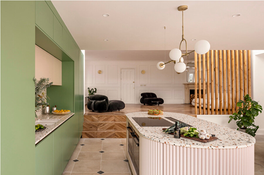 300ft (92 m) uzunluğundaki bahçe ile harmanlanan yapı, sıcak tonlu ve açık planlı bir yaşam alanına evriliyor.