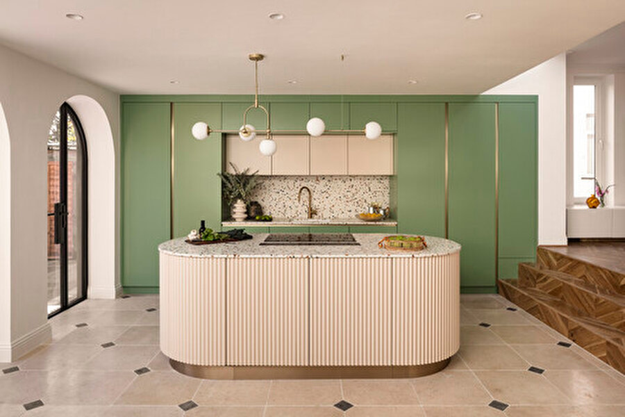 Mutfak üniteleri, ada mutfağın önemli elemanlarını oluşturuyor.