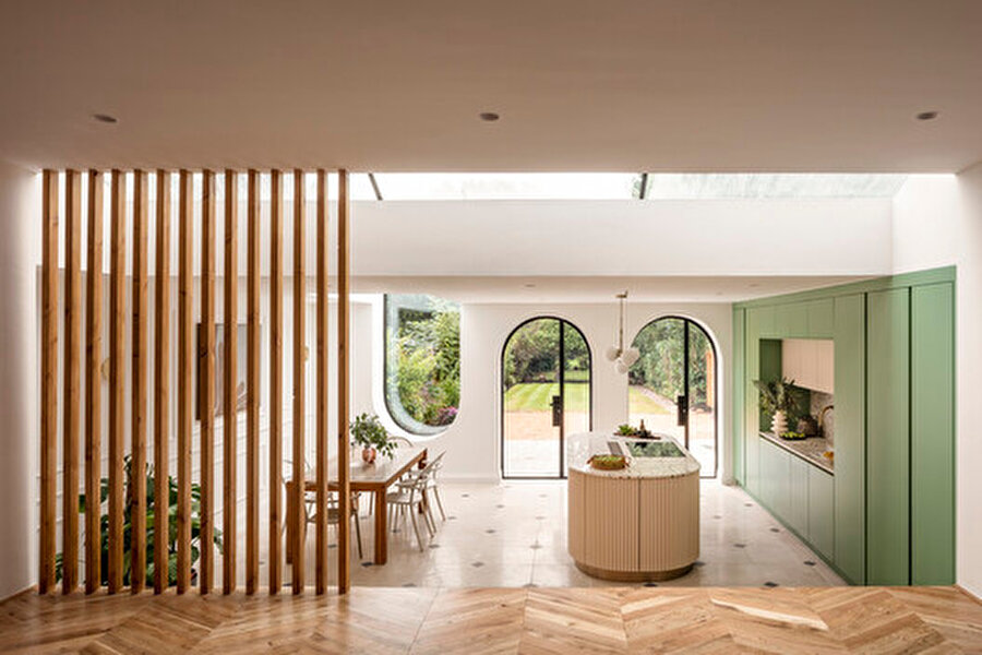 Tasarımda kullanılan seviye farkı ile mutfaktan bahçeye doğrudan erişim sağlanıyor.