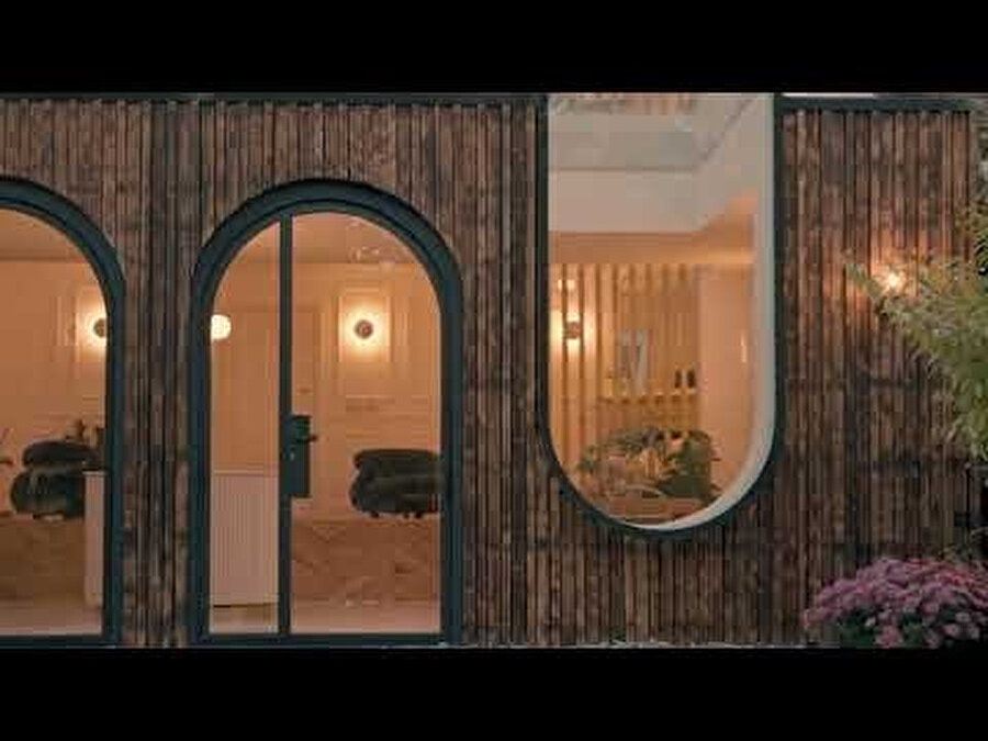 Tasarım ismini, kemerli kapılar ve yukarı bakan cam pencerelerin oluşturduğu kompozisyondan alıyor.