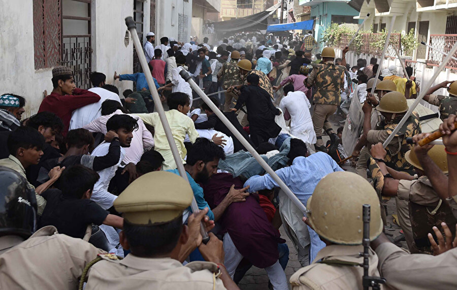 Görüntülerde, polislerin ellerindeki lathi coplarıyla (Hindistan polisi tarafından kullanılan bambudan yapılan uzun cop) gençleri dövdüğü görülüyor.