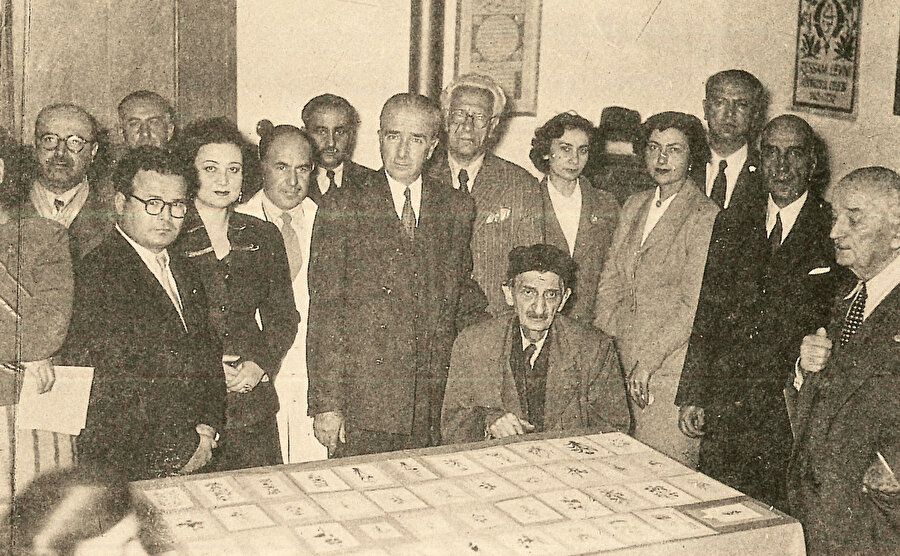 » Entelektüeller Topkapı’da
Topkapı Sarayı’nın Nakışhanesinde bir sergi günü entelektüeller bir arada (Oturan İbnülemin Mahmut Kemal İnal, sağ arkasındaki ise Süheyl Ünver).