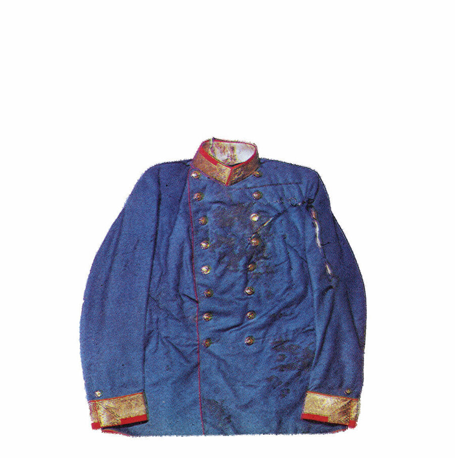 » Acı bir hatıra: Veliahd Prens Franz Ferdinand’ın suikast esnasında üzerinde bulunan kıyafeti (yanda). Üzerinde kan lekeleri ve kurşun delikleri bulunan kıyafet, Heeresgeschichtliches Museum’da sergilenmekte. 