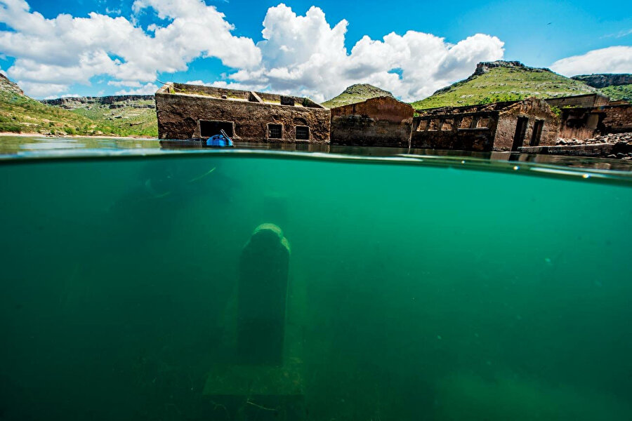 Halfeti'de çekilen su altı fotoğrafları, &quot;Mezopotamya&quot; markasıyla İtalya'da sergileniyor.