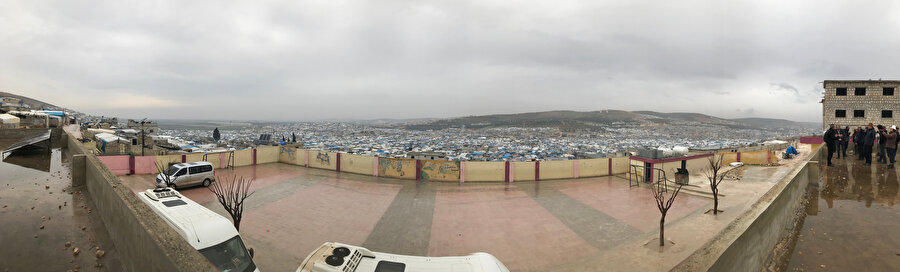 Kerame Kampı’ndaki okulun çatısından panoramik bir bakış.
