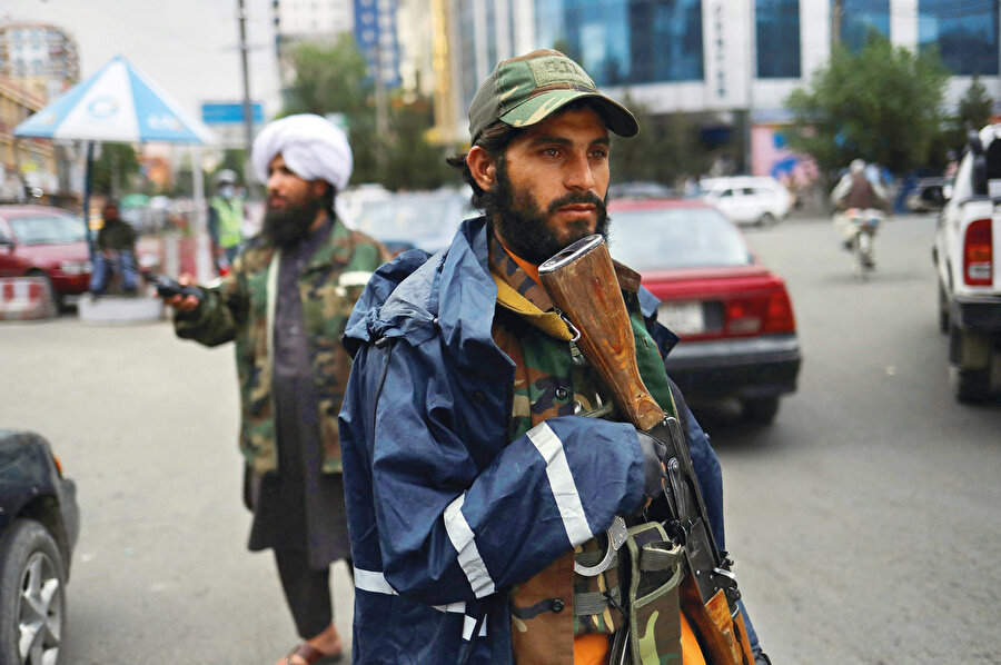 Taliban adı itibarıyla medreseye bir atıf içerse de hep silahlı mücadeleyle var olageldi.