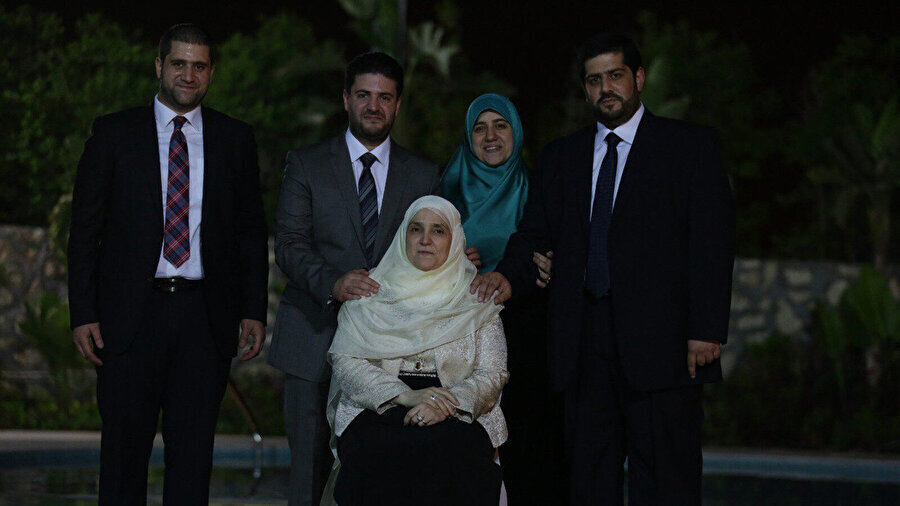 Muhammed Mursi'nin ailesi, bir arada: Eşi Neclâ Mahmûd ve çocukları Ömer, Usâme, Şeyma ve Ahmed. Mursi'nin vefatından önce, bir düğünde çekilen bu karede en küçük oğul Abdullah eksik. (Abdullah, babasından 80 gün sonra, 4 Eylül 2019'da vefat etti.)