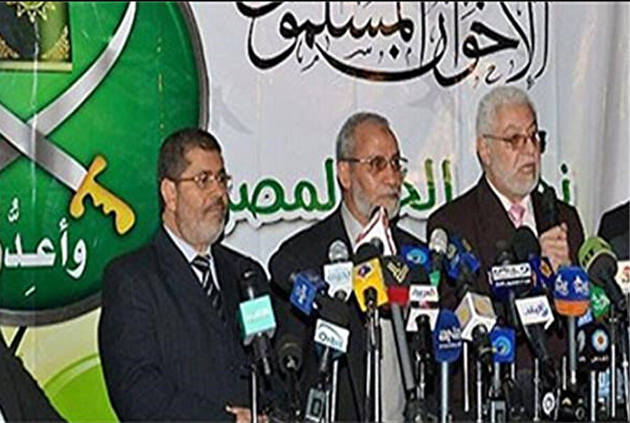 Muhammed Mursi, İhvân yöneticileriyle birlikte.