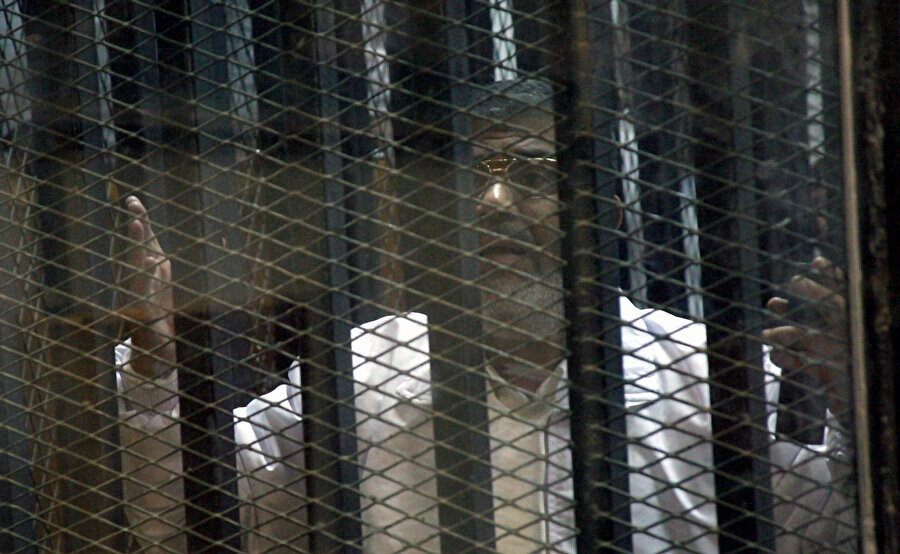 Casusluk suçlamasıyla yargılandığı davanın duruşmasında Muhammed Mursi'nin bitkin hali dikkat çekiyor.