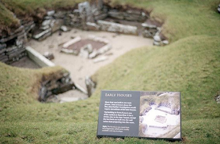 İskoçya'daki çiftçiler tarafından tesadüf eseri bulunan köy turistlerin ziyaretçi akınına uğruyor.