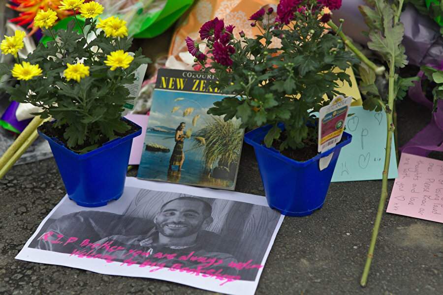 Yeni Zelanda'daki terör saldırılarının ardından Linwood Bulvarı'nda toplanan vatandaşlar, saldırıda hayatını kaybeden Müslümanların anısına çiçek bıraktı.