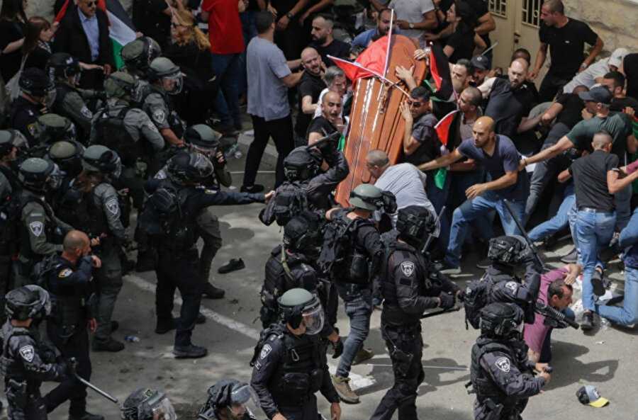 İsrail çevik kuvvet polislerini cenaze töreninde yas tutanlara şiddet uygulaması sonucu, muhabirin tabutunu taşıyanların tabutu neredeyse düşürmesine neden olmuştu.