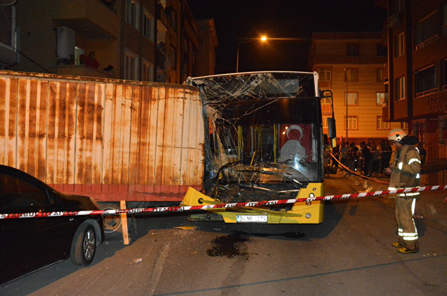 İETT otobüsü park halindeki 17 araca çarptı