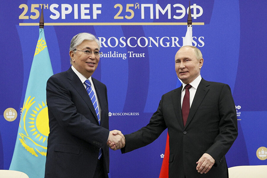 25. St. Petersburg Uluslararası Ekonomi Forumu'nda bir araya gelen Kasım Cömert Tokayev ile Vladimir Putin, ayrılıkçı cumhuriyetler konusunda anlaşmazlığa düştü. 