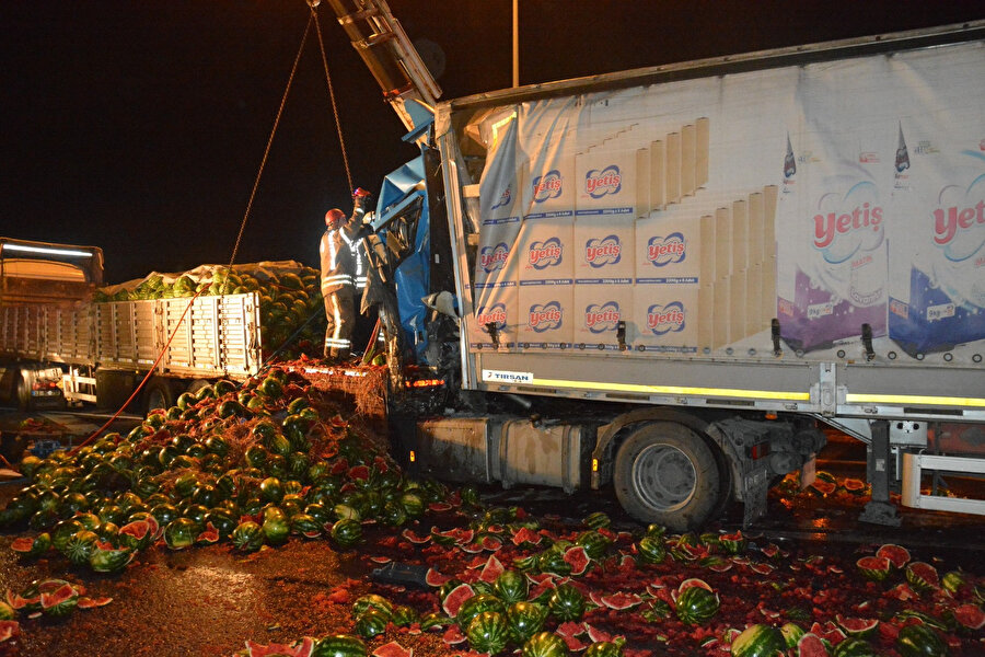 Kuzey Marmara Otoyolu'nda feci kaza: İki TIR birbirine girdi