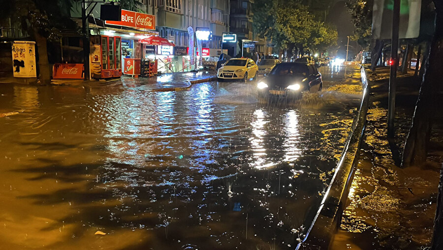 Afyonkarahisar'da sağanak hayatı felç etti