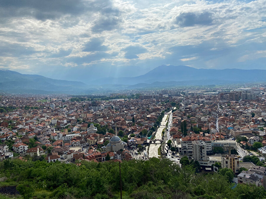 Prizren Kalesi'nden şehir manzarası.