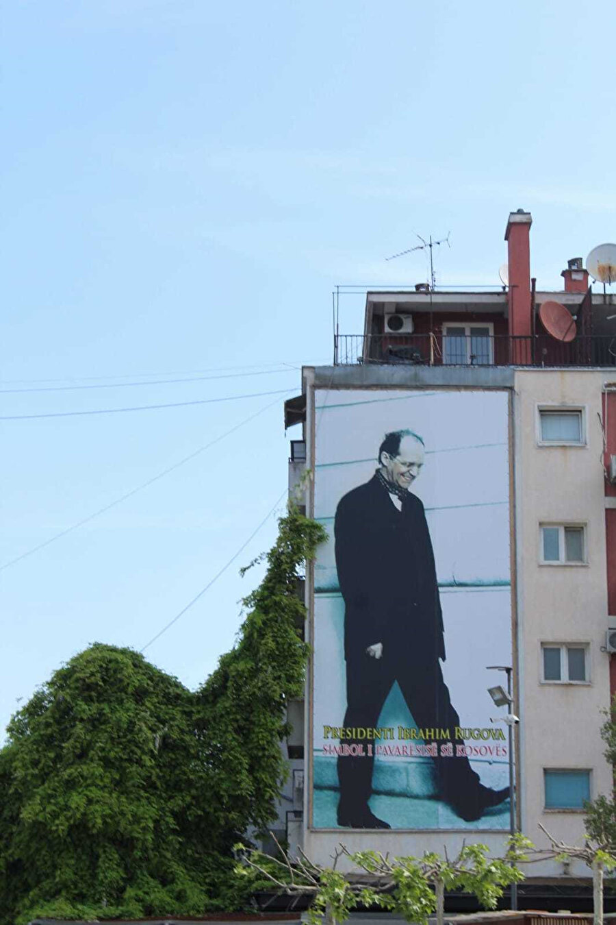 Kosova eski Cumhurbaşkanı İbrahim Rugova’nın bina duvarına yapıştırılmış posteri.
