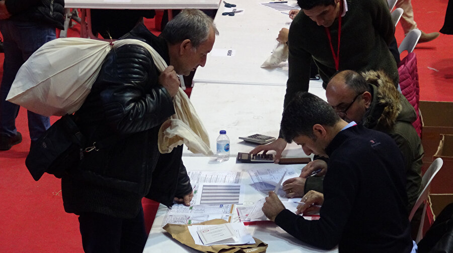 Büyükçekmece İlçe Seçim Kurulu'nda oy sayım işleminden bir kare.
