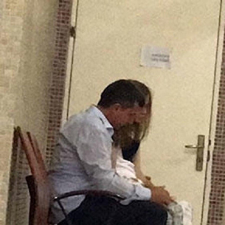 Annenin bugün pedagogla görüşmesi esnasında baba ve kız hasret giderdi.