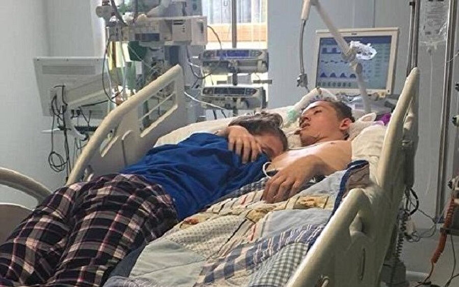 İngilizleri hüzne boğan fotoğraf Blake isimli gencin yaşam destek ünitesinin kapatılmasından sadece birkaç dakika önce çekildi.